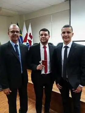 Professor com seus filhos aprovados